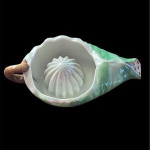 Elegant Green and White Citrus Juicer
